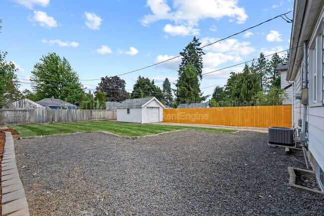 Building Photo - 807 E 40th Ave