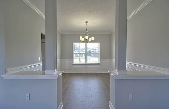 Building Photo - 566 Burke Dr