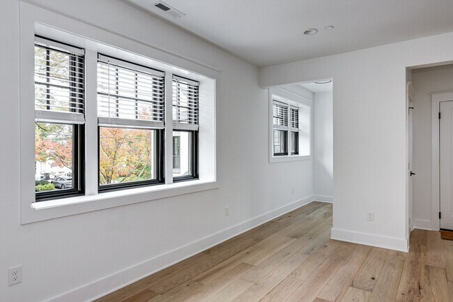 Building Photo - 20 E Redman Ave