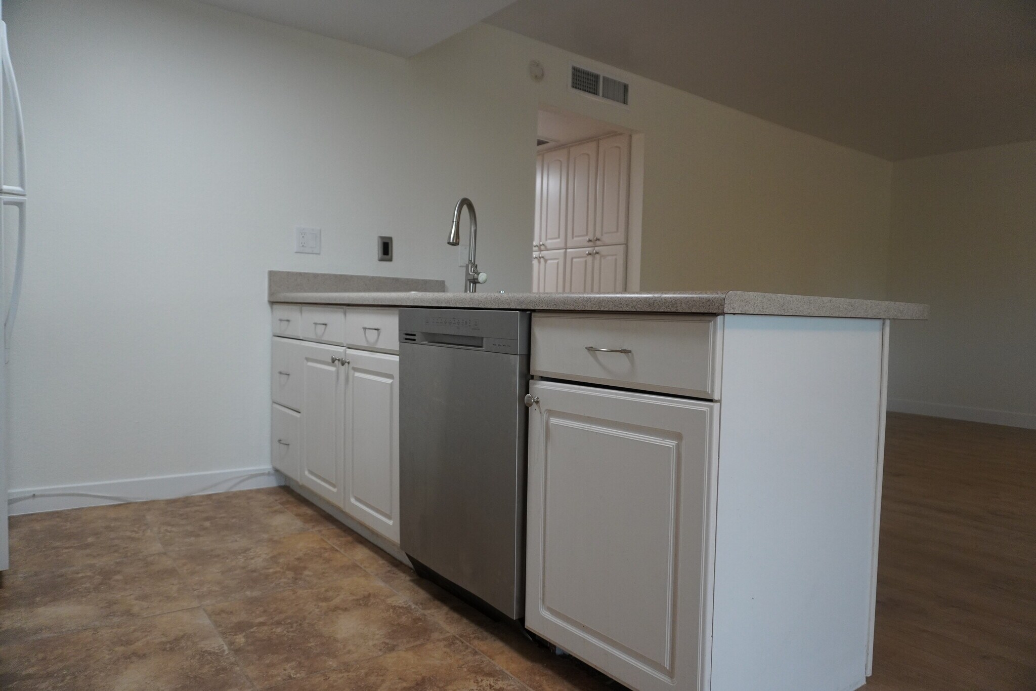 Kitchen penninsula - 8558 E Portland St