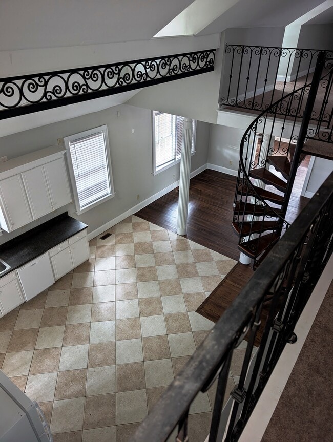 Building Photo - 604 Vance St NE