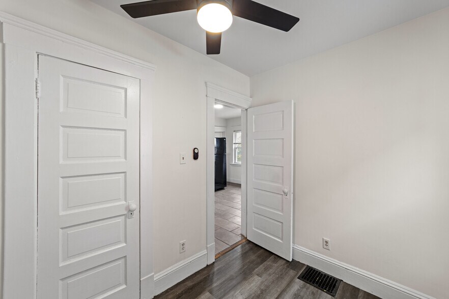 Building Photo - 1352 W 58th St