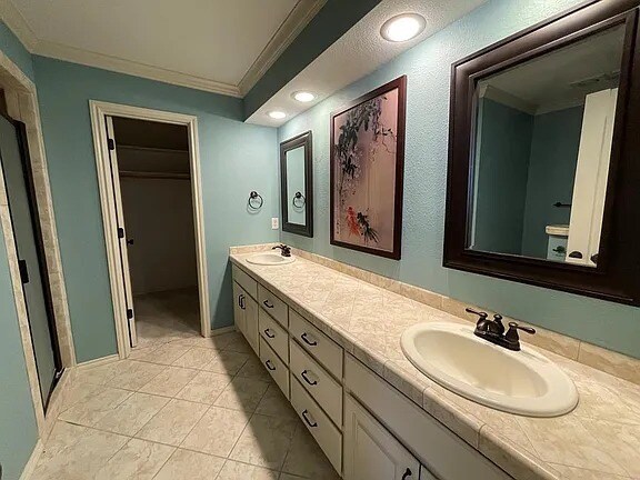 Building Photo - Comfy 3 bd/2 bth home in quiet neighborhood. Walk to the grocery store. 10 minutes to downtown. A...