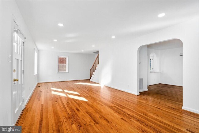 Building Photo - 117 W 14th St