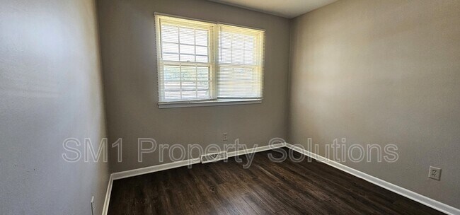 Building Photo - 1529 Earl Dr