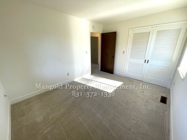 Building Photo - Beautiful 4-bed 2-bath Home with Cozy Fireplace, Front and Back Yards and Large Windows!