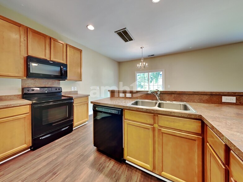 Building Photo - 910 Laurel Oaks Ln