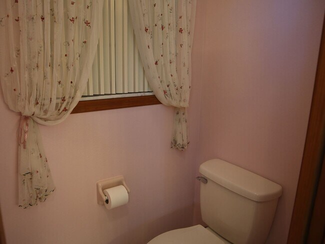 Building Photo - Beautiful Brick Home in Crystal Lakes Estate Call Carole Arcaro 386-216-4900 Deltona Lakes Realty