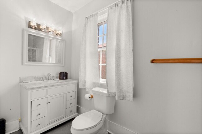 Building Photo - 335 Ashley Ave