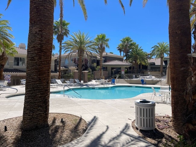 Building Photo - First Floor Condo Unit in Gated Community!