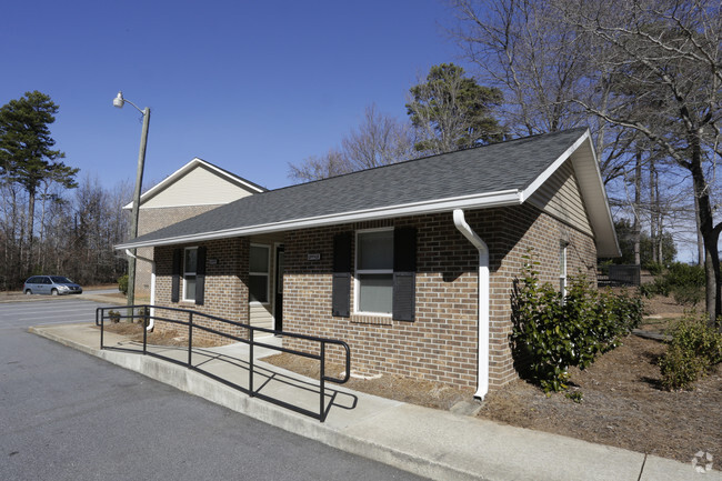 Building Photo - Oakcrest Apartments