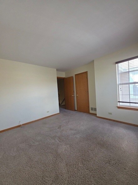 Building Photo - 10 Waverly Ct