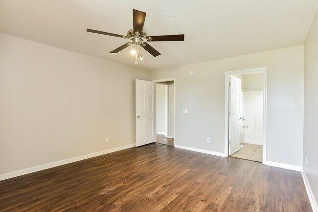 Building Photo - 209 Pin Oak Ct