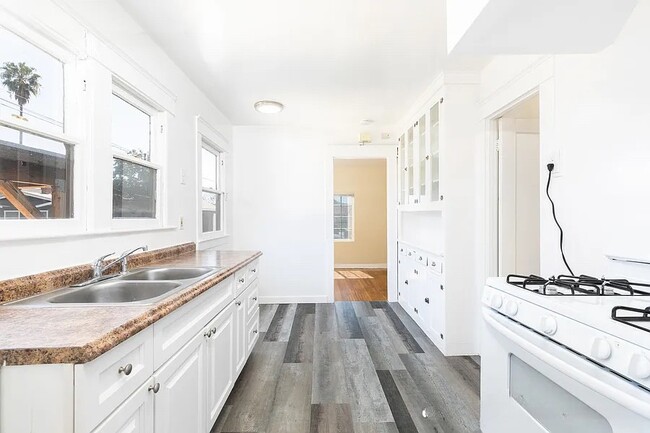 Building Photo - 2325 W 36th St
