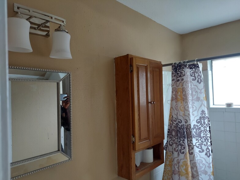 Hall bath - 4650 N Lake Dr