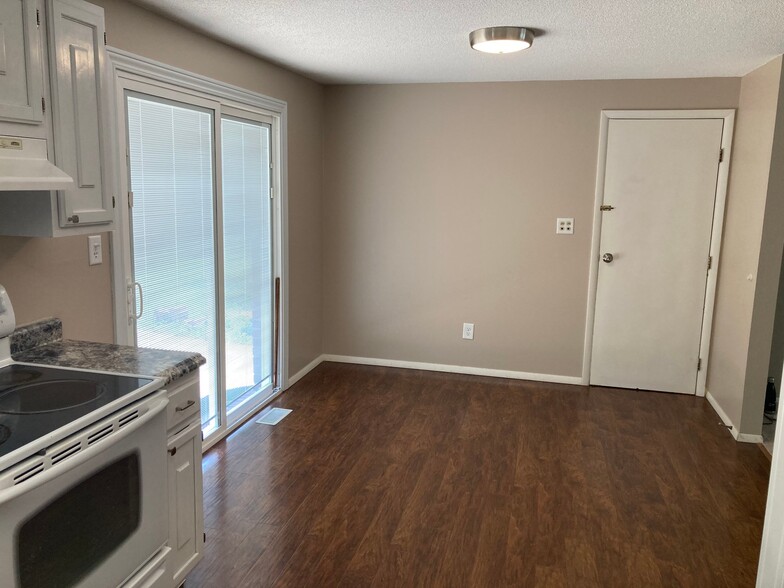 Building Photo - 585 Meadowview Ln