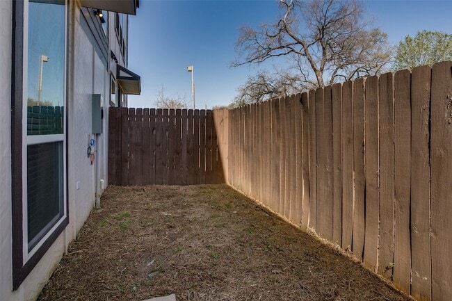 Building Photo - 2239 Lovedale Ave