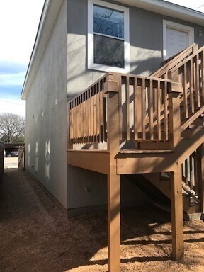 Building Photo - 1611 N Navidad St
