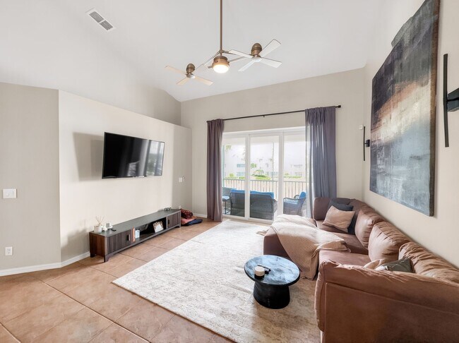 Building Photo - 2 Bed + Flex, 2 Bath Fully Furnished Annual Rental