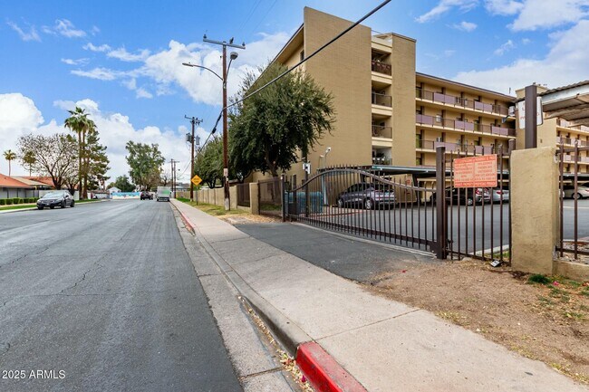Building Photo - 355 E Thomas Rd