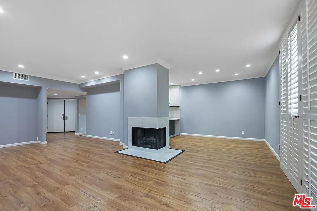 Building Photo - 930 N Wetherly Dr