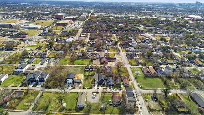 Building Photo - 3320 Francis St