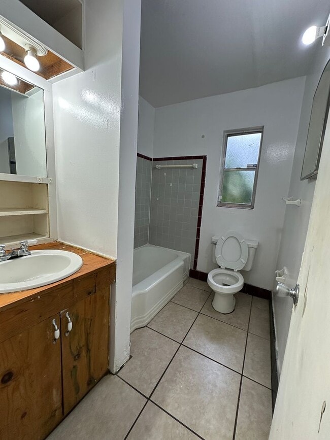 Building Photo - 3 Bed 1 Bath House with Fenced-in Yard. Available NOW!