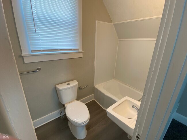 Building Photo - 510 W 5th St