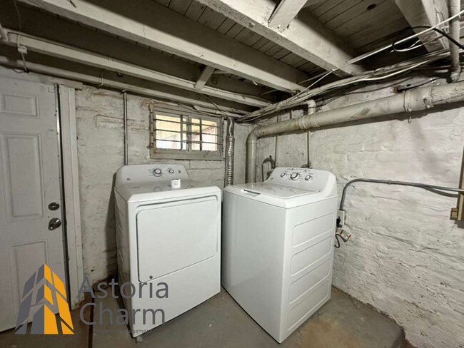 Building Photo - 3 Bedroom Rowhome with Deck and Updated Kitchen