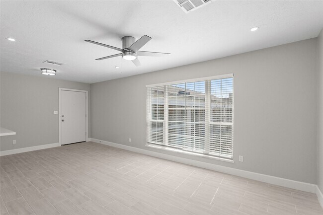 Building Photo - 2121 Fountain View Dr