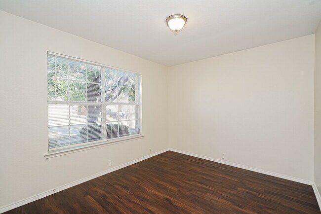 Building Photo - 2525 Tar Heel Dr