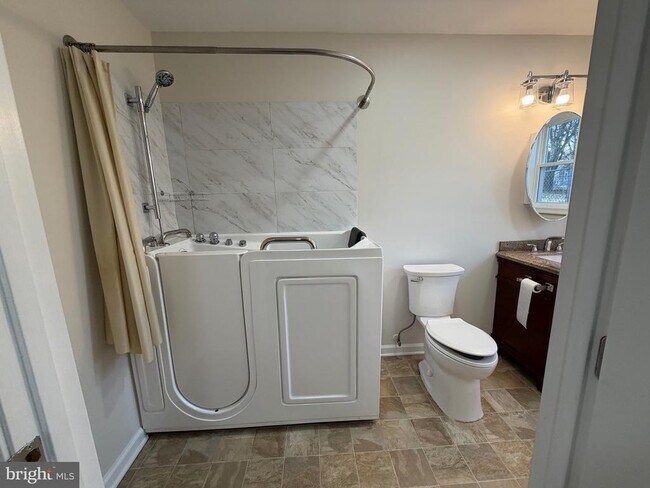 Building Photo - 18 N C and P Ln