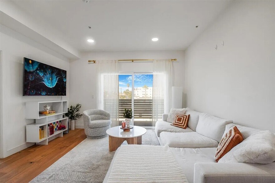 Primary Photo - 820 S Wilton Pl