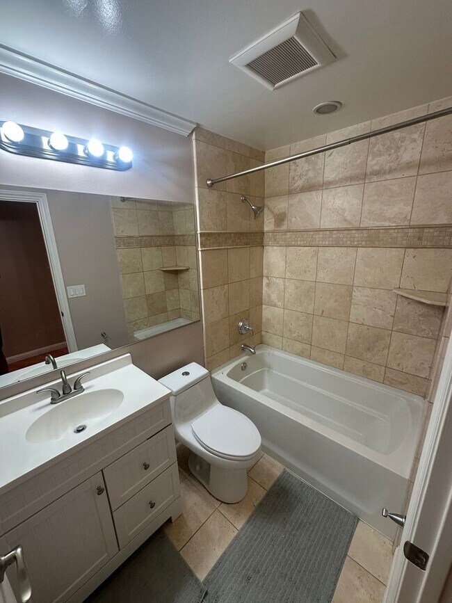Building Photo - 2615 Camloop Dr