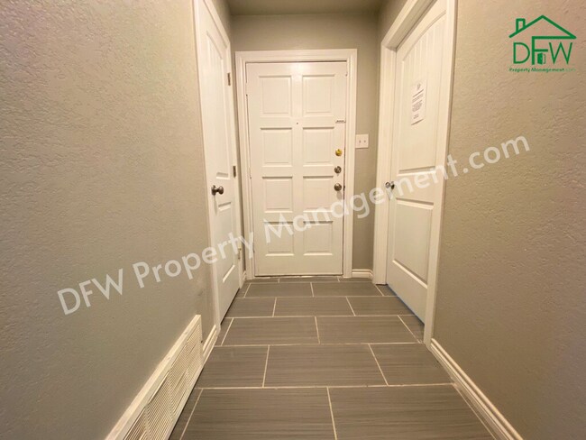 Building Photo - Charming 4 Bedroom 2 Bathroom Home on a Corner Lot in Fort Worth!