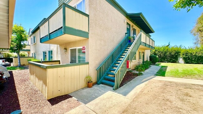 Building Photo - Darling, Entry Level, Corner-End Condo Uni...