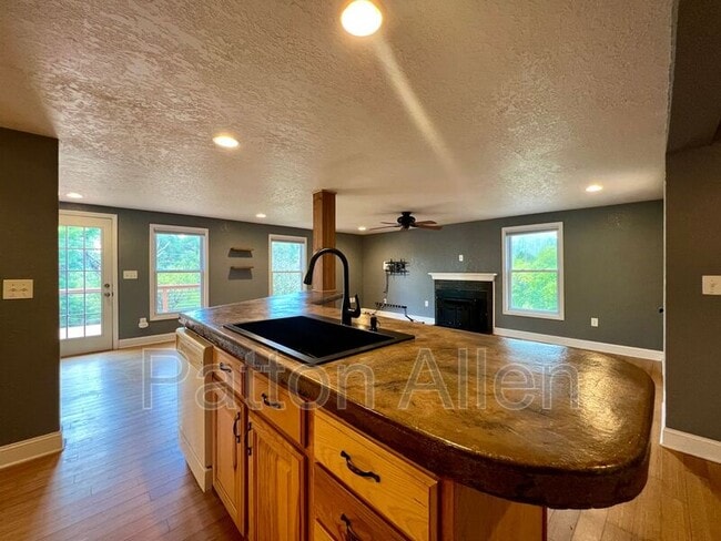 Building Photo - 15 Lela Ln