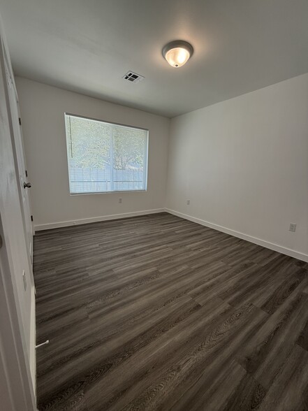 Building Photo - 715 N Woodlawn Ave