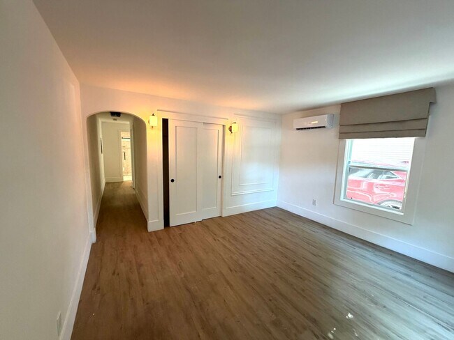 Building Photo - Tastefully remodeled Midtown Sacramento Apartment with Private Backyard Patio!