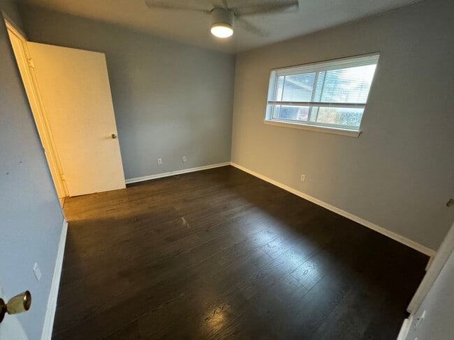 Building Photo - Beautiful 4 Bedroom Southern Hills Home