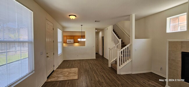 Building Photo - Autumn Glenn Large Two Story Home Near Sho...