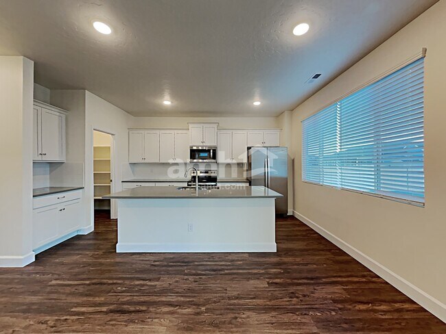 Building Photo - 9429 W Chino St