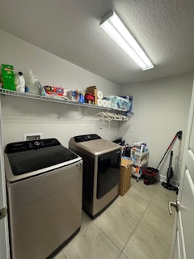 Building Photo - Beautiful 3/2/2 in Sawmill creek community! Lawn care included, water view, community pool...