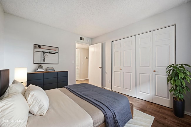 Building Photo - Updated 1 Bed Condo | Reserved Parking, Covered Patio & Fireplace