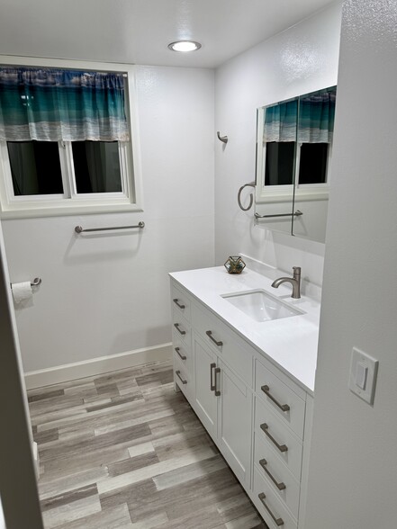 Upstairs Bathroom - 1658 Cromwell Pl