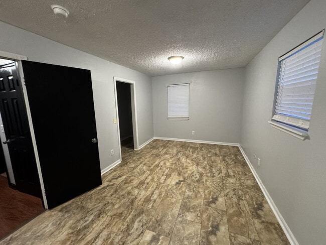 Building Photo - Home For Rent