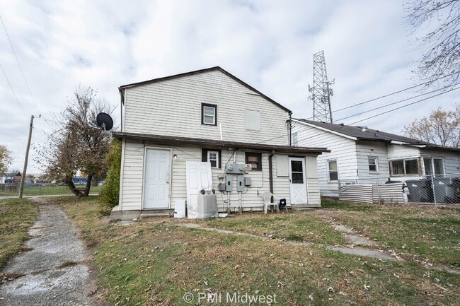 Building Photo - Charming 3-Bedroom Duplex with 2 Full Baths in Indianapolis - A Must See!