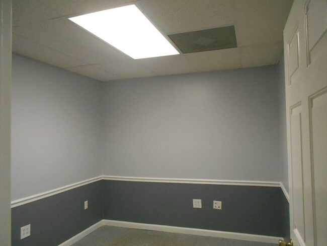 Building Photo - First floor conveniently located office suite