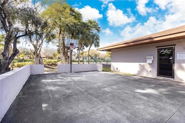 Building Photo - 10855 SW 112th Ave