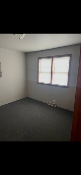 Building Photo - 100 Vana Dr